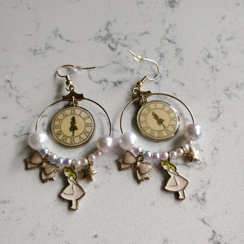 NWOT Alice in Wonderland dangle earrings